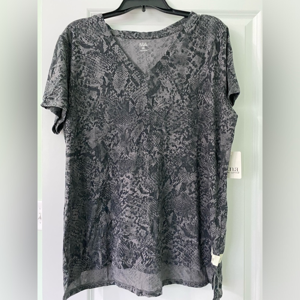 a.n.a. Brand XXL v-neck t-shirt nwt